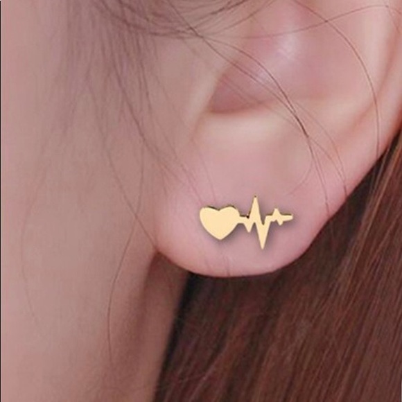 Jewelry - 🆕 Gold Heart Stud earrings